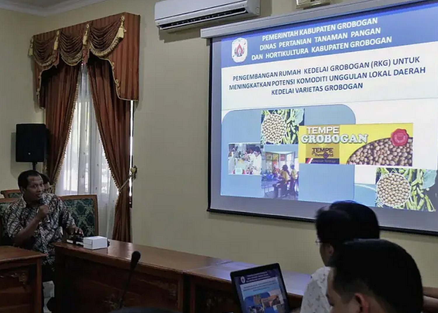 Atris sedang memaparkan gagasan pendirian Rumah Kedelai Grobogan pada tahun 2014