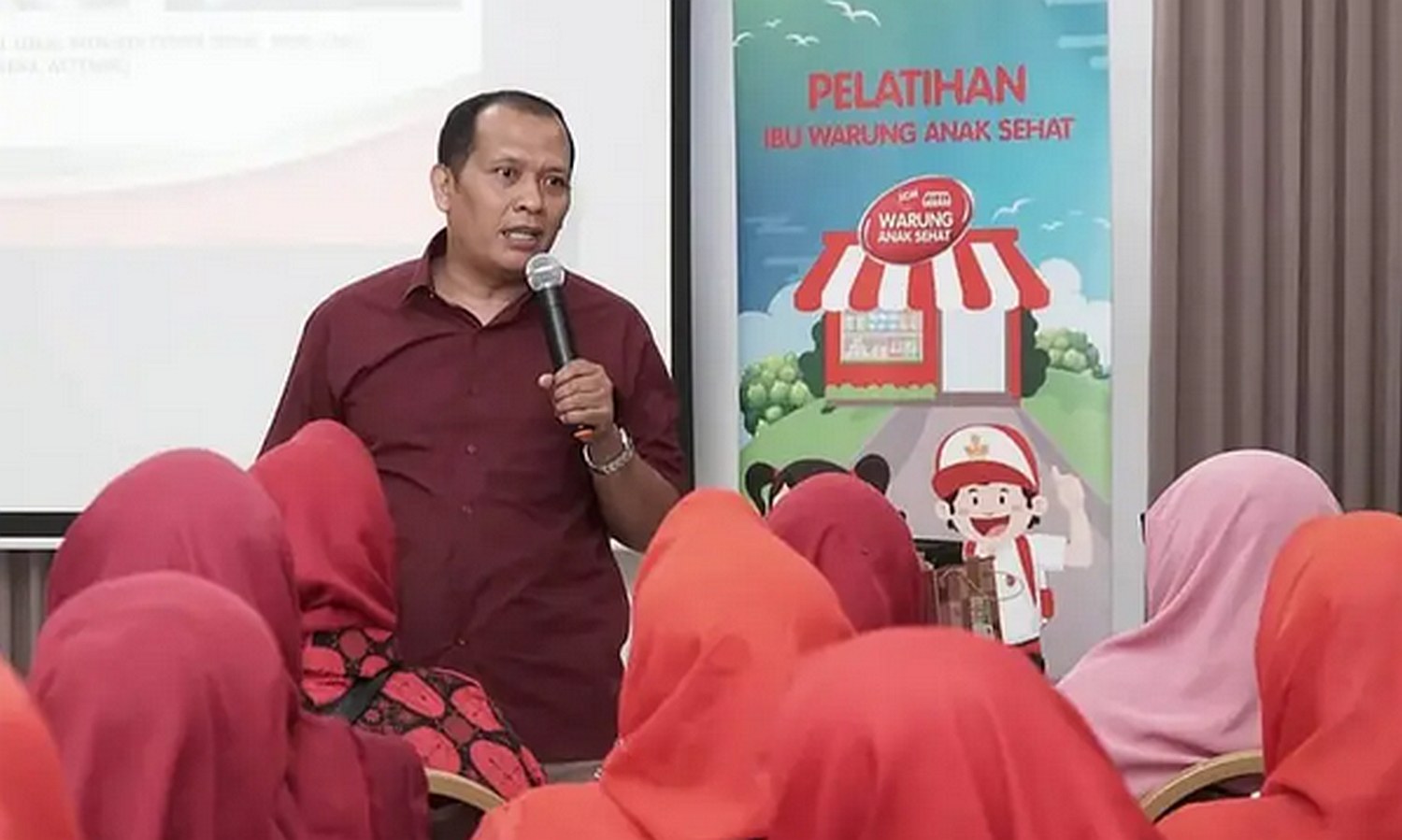Atris sedang memberikan pelatihan kepada salah satu UMKM binaannya