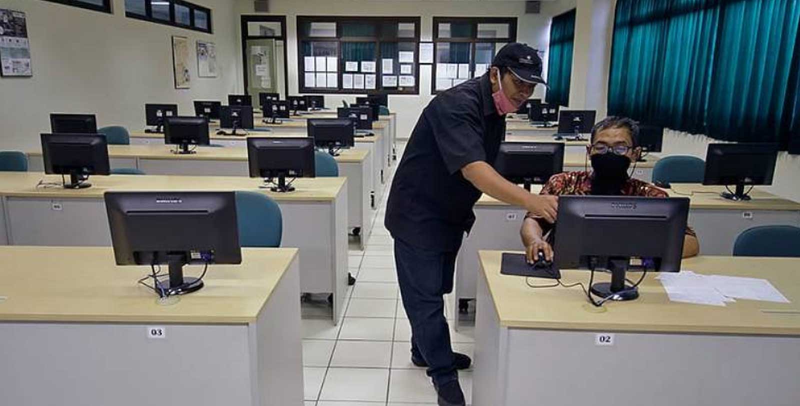 Atris sedang bekerja di Lab Analisa Sistem dan Simulasi Departemen TIP FTP