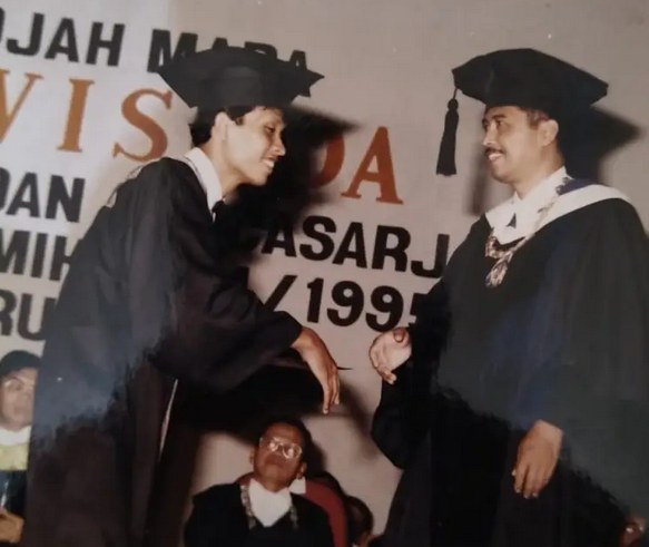 Atris saat wisuda S1 tahun 1995